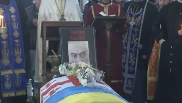 Спи спокійно, наш улюблений Буба: труну Вахтанга Кікабідзе накрили українським та грузинським прапорами. Фото