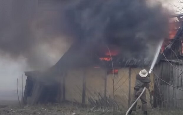 Гасіння пожежі. Фото: скріншот YouTube-відео.