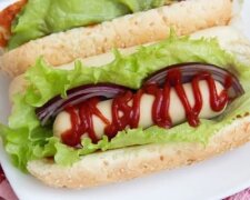Когда очень хочется скушать что-то очень вкусное: рецепт быстрого домашнего хот-дога с розовым луком и салатом