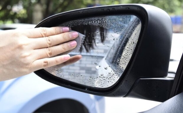 Допоможе звичайна зубна паста: що потрібно зробити, щоб бічні дзеркала автомобіля не покривалися краплями води