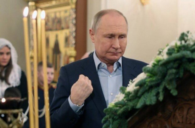 Запухшее лицо и двойные каблуки: в сети показали больного Путина на рождественской службе в церкви