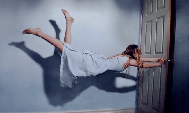 Можно не проснуться: почему нельзя засыпать ногами к двери и как правильно ставить кровать в спальне