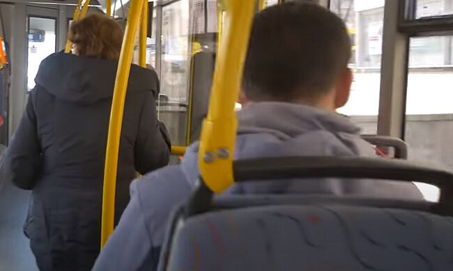 У транспорт-тільки по спецпропусках. Фото: скріншот YouTube-відео.