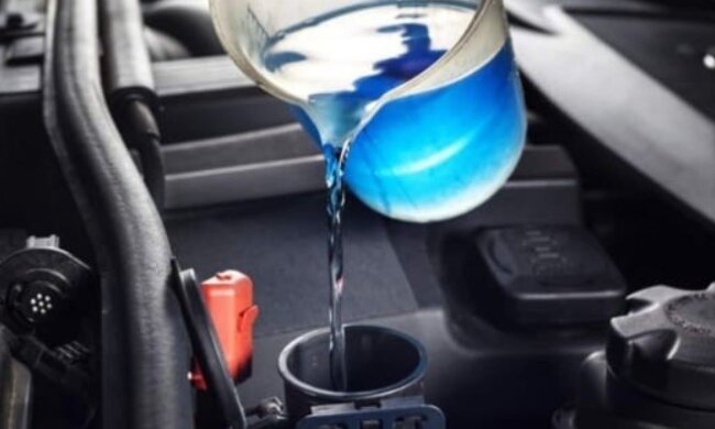 Червона, синя або зелена: чому рідину для автомобільного омивача фарбують у різні кольори
