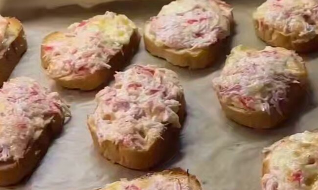 Бутерброди з крабовими паличками та ікрою мойви, кадр з відео