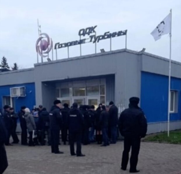 Российских мужчин забирают в военкоматы прямо с завода