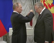Путин награждает Жириновского.  Фото: скриншот YouTube-видео