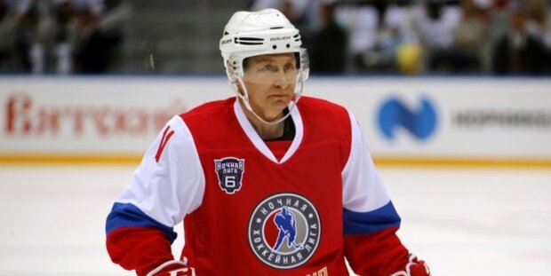 Путин играет в хоккей. Скриншот с видео на Youtube