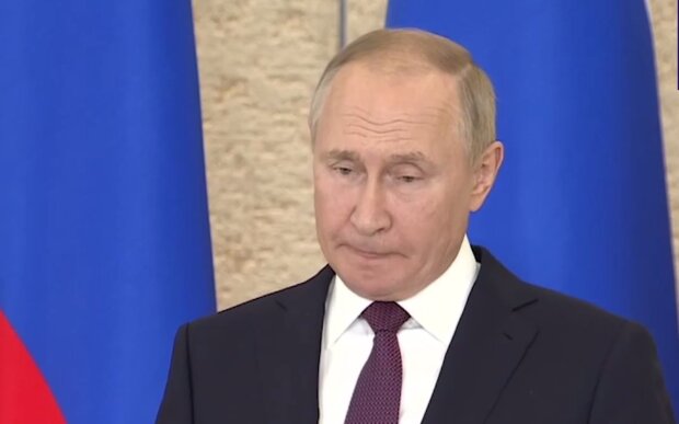 Путин заявил о контрнаступлении ВСУ: начал заикаться и отдал флаг РФ. Видео