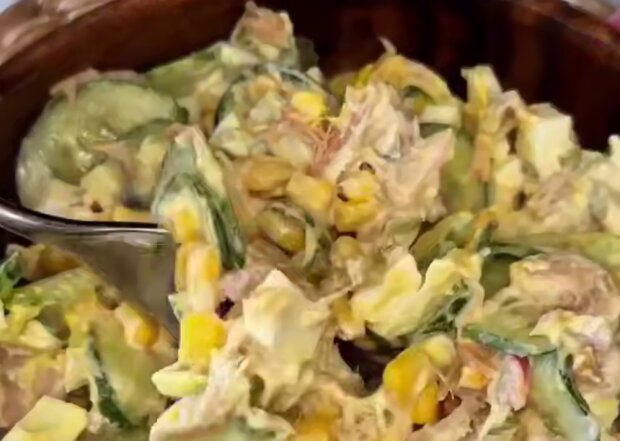 Салат з огірками та тунцем, кадр з відео