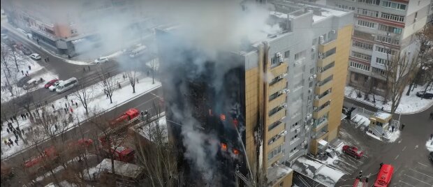 Пламя взвилось до небес. В Днепре горел центральный офис АТБ. Целых 9 этажей в огне