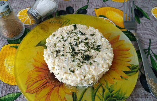 Рецепт: Сырный салат с вермишелью быстрого приготовления - с часноком