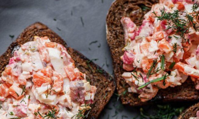 Закуска з оселедцем та каперсами