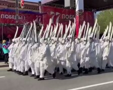 Ганьба на параді Путіна: замість армії вивели лижників з лижами. Відео