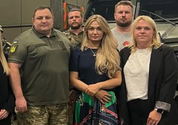 ФОТО: Волонтери Денис і Алла Пащенко в центрі