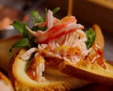 Закуска з крабовими паличками, кадр з відео