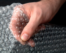 Не выбрасывайте пузырчатую пленку: вот как при помощи этой штуки можно защитить дом от холодов