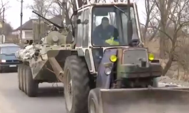 Вищий клас! Українські трактористи віджали у росіян їх БТР. Відео