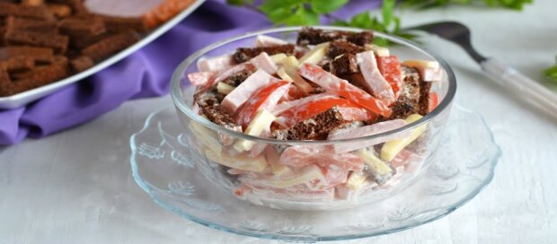 Его называют "Французская поляна": рецепт сытного салата из свиной вырезки, сыра и помидоров