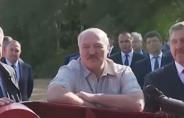 Лукашенко предупредил белорусов: "Опасность большая, переходим на военное время"