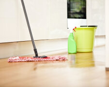 Не накликайте біду на свій дім: названо дні, коли в жодному разі не можна мити підлогу