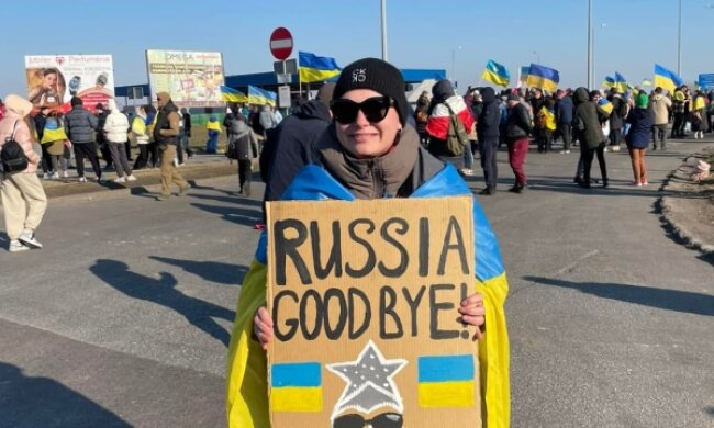 У них паніка: росіяни в Польщі заклеюють прапором України російські номери на машинах. Відео