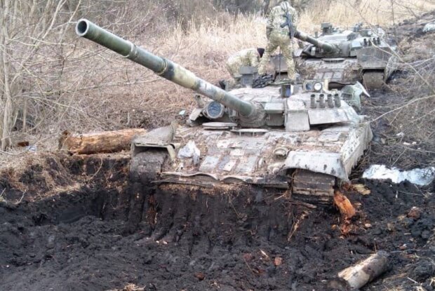 Вторгнення зазнало краху: російські танки застрягли в українських полях. Фото