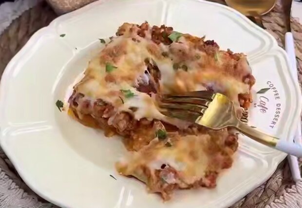 Картофельная запеканка с фаршем, кадр из видео