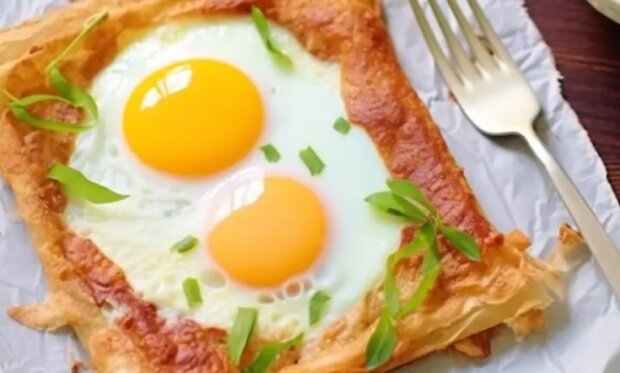 Этот завтрак станет вашим любимым: рецепт быстрой и сытной яичницы в лаваше