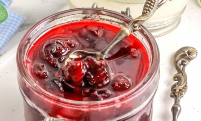 Вы будете без ума от этого вкуса: рецепт варенья из вишни, протушенной в сиропе на сковороде