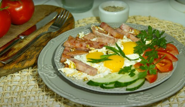 Рецепт быстрого и питательного обеда в виде яиц с ветчиной. Фото: YouTube