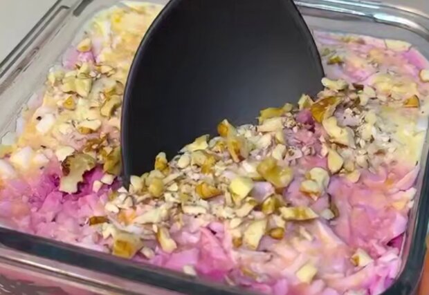 Салат з буряком, кадр з відео