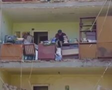 Слезы наворачиваются: киевлянин вернулся в разгромленный дом собрать вещи. Видео