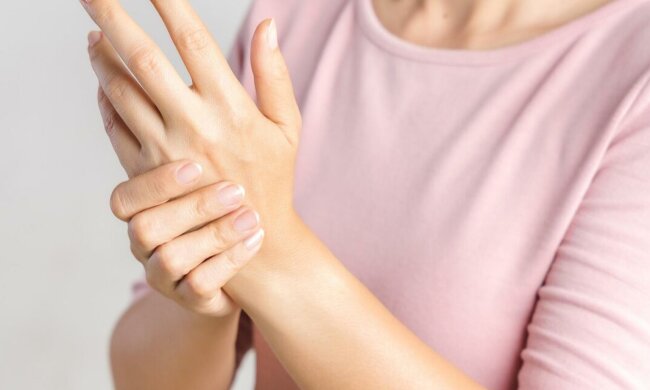 Что означает, когда чешется левая или правая ладонь и к чему нужно готовиться