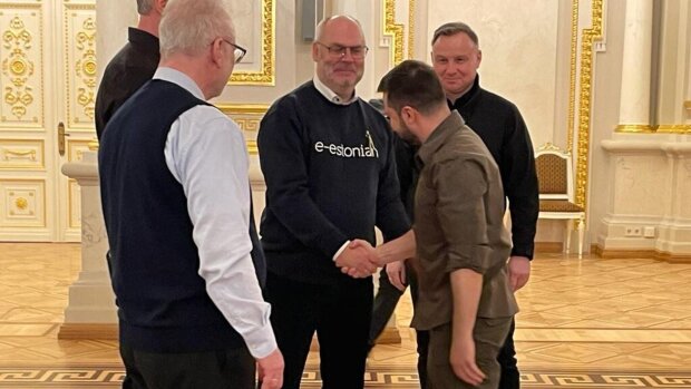 Президент Эстонии в футболке Зеленского показал, как можно ударить по России. Фото