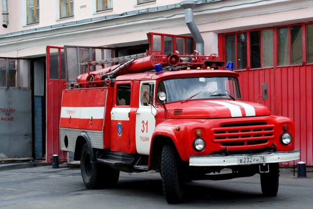 "Сидит на спине, в стельку никакущий": сеть насмешило видео с российским начальником пожарной службы