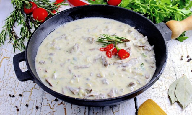 Это вкус оценят даже дети: как приготовить куриные сердечки в сметанном соусе