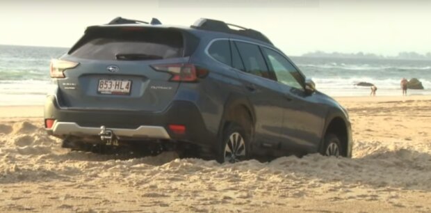 Автомобіль застряг на пляжі через навігатор: скрін з відео
