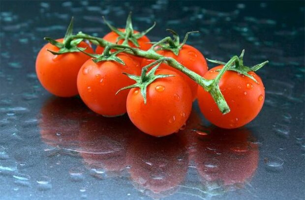 Будуть як домашні: хитрість, яка дозволить зробити магазинні помідори ще смачнішою
