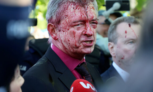 Какое посмешище: российского посла в Варшаве на 9 мая облили красной краской. Видео