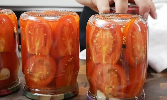 Такую вкуснятину вы будете открывать банку за банкой: рецепт помидоров дольками с луком и маслом на зиму