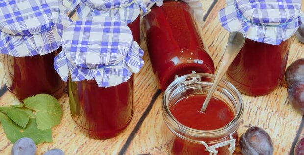 Рецепт пряного соусу з помідорів та злив з часником на зиму. Фото: YouTube