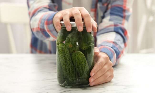 Нужно всего лишь один раз нажать: как быстро открыть банку с консервацией без ножа и ключа