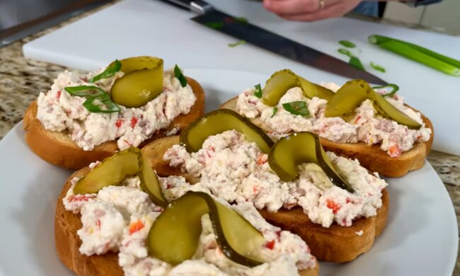Рецепт закусочних тостів з паштетом з крабових паличок та плавленого сирку. Фото: YouTube