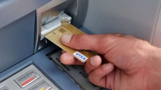 Запам'ятайте це: що потрібно зробити, якщо банкомат "з'їв" вашу картку за кордоном