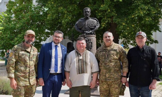 Повернення через 317 років анафем: у Києво-Печерській лаврі освятили погруддя гетьмана Івана Мазепи