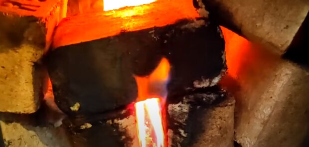 Дрова та вугілля: скрін з відео