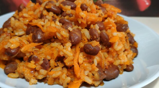 В это блюдо влюбляются с первой ложки: рецепт риса с фаршем и консервированной фасолью
