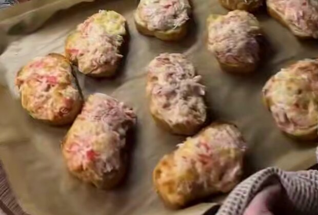 Бутерброди з крабовими паличками та ікрою мойви, кадр з відео