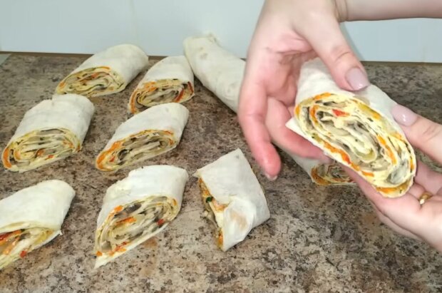 Рулет з лаваша з овочами та грибами, кадр з відео